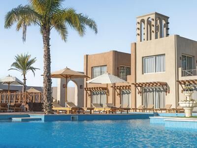 Moderner Gebäudekomplex neben großem Pool