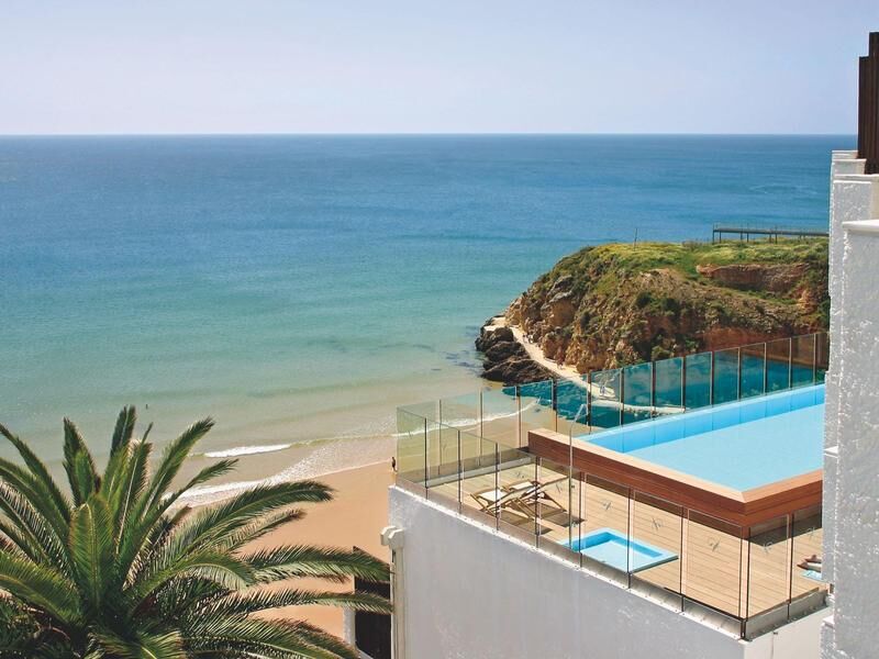 Blick auf einen Pool mit Glasgeländer auf einer Terrasse