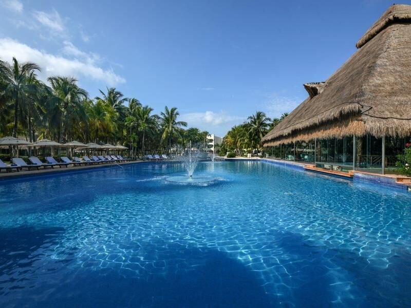 Großer Pool mit Springbrunnen