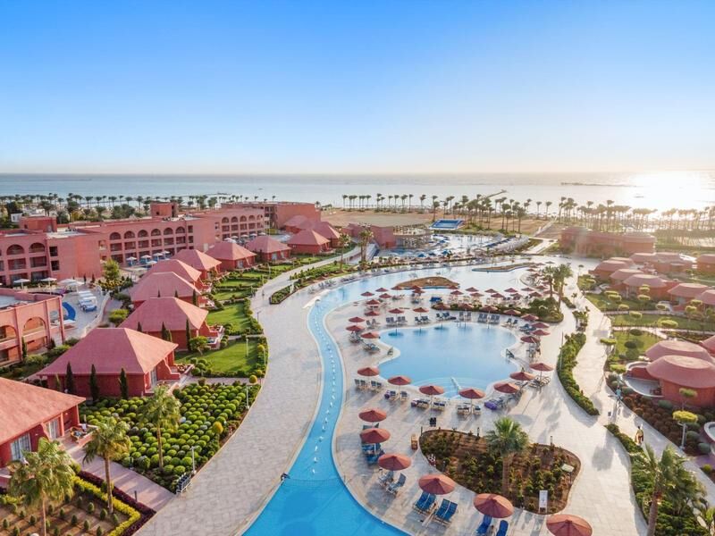 Luftaufnahme eines Resorts mit mehreren roten Gebäuden