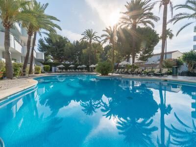 Poolanlage mit Palmen