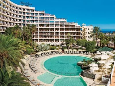 Poolanlage eines Hotels