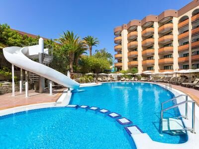 Poolanlage eines Hotels