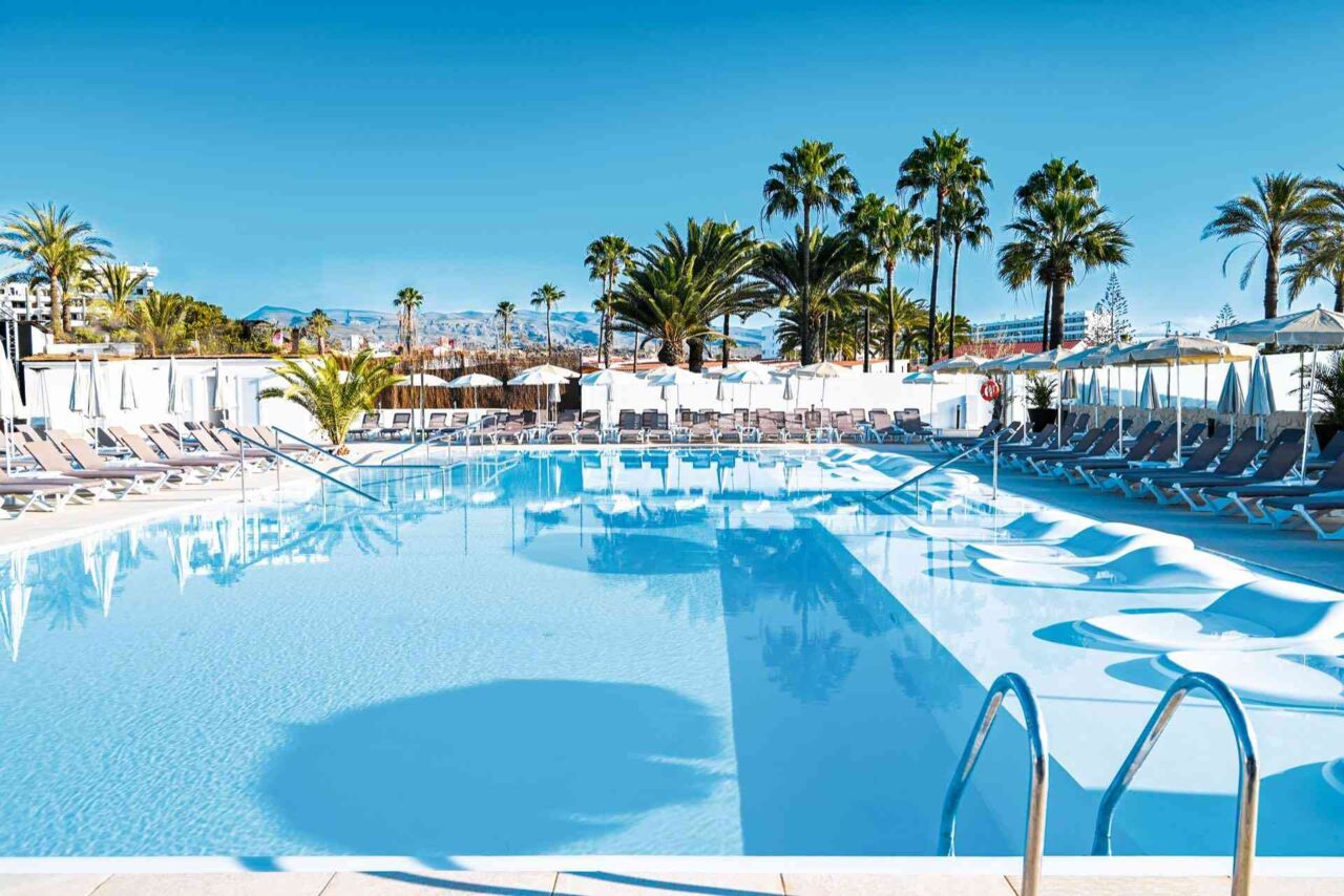 Poolanlage eines Hotels