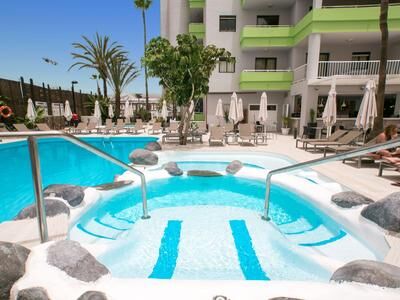 Whirpool vor einem Hotel