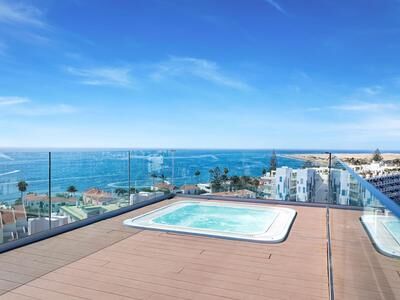 Dachterrasse mit Whirlpool mit Blick auf das Meer