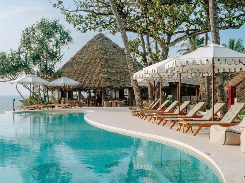 Pool mit Liegestühlen und Sonnenschirmen