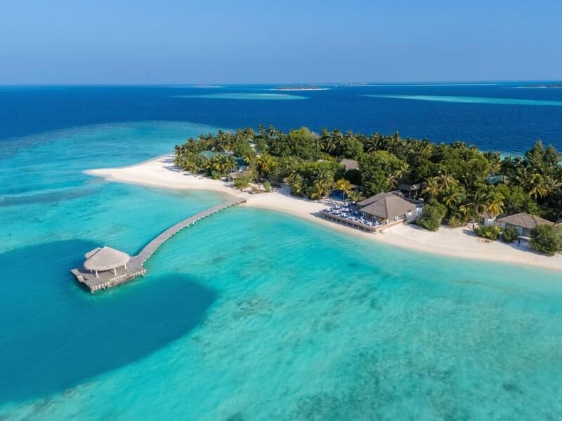 Luftaufnahme einer tropischen Insel mit Sandstrand