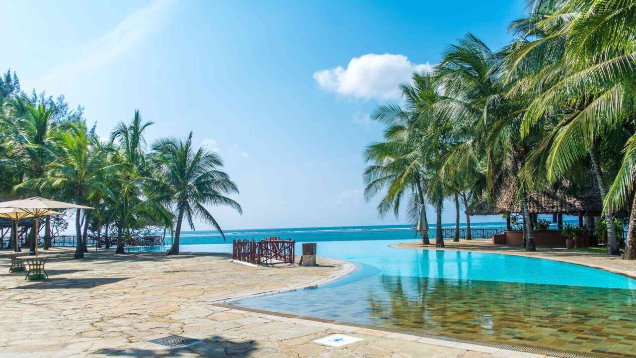 Poollandschaft mit Palmen