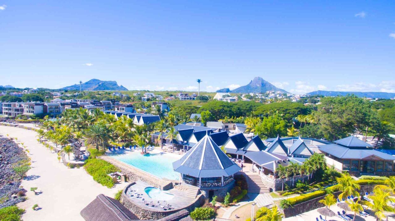 Luftaufnahme eines Resorts mit mehreren spitz zulaufenden Dächern
