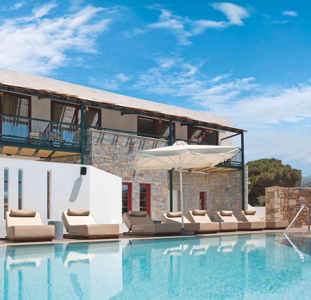 Pool mit Liegestühlen und Sonnenschirm