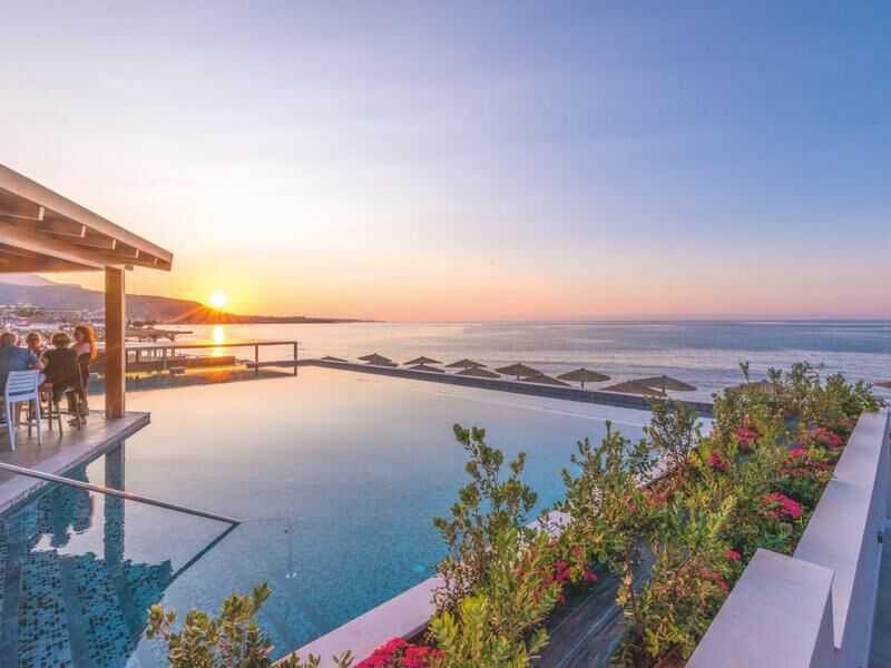 Infinity-Pool mit Blick auf das Meer bei Sonnenuntergang