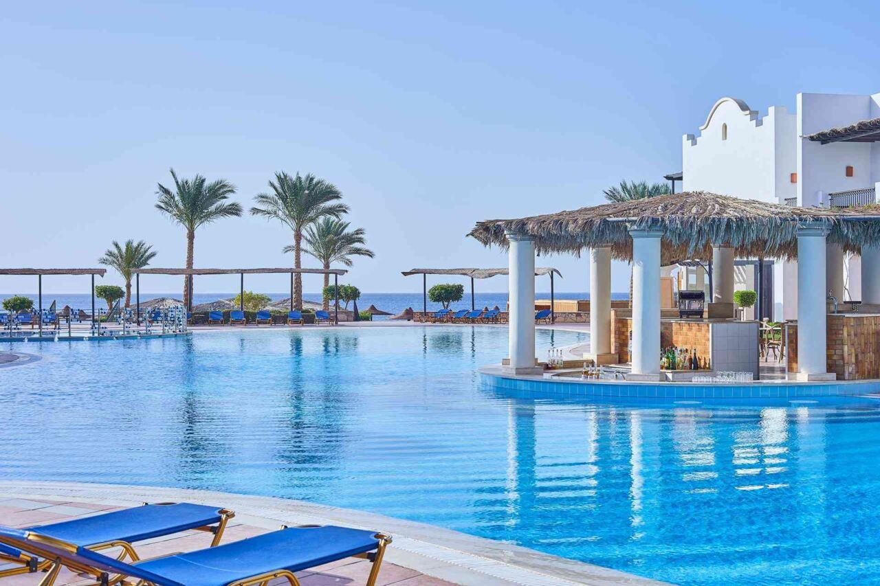 Großer Außenpool mit Swim-up-Bar