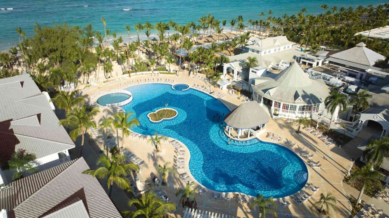 Luftaufnahme eines tropischen Resorts mit großem Pool