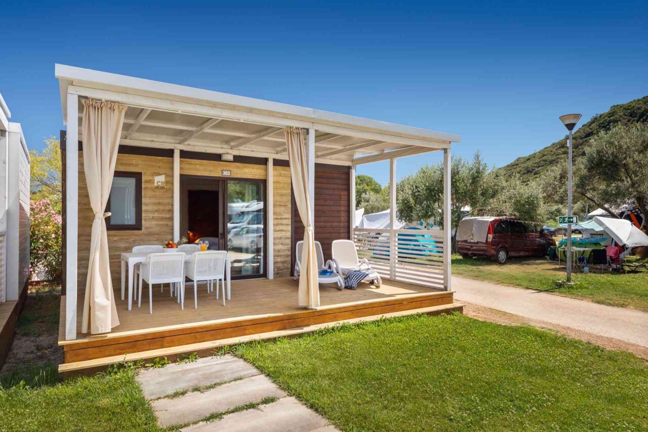 Holzhaus mit überdachter Terrasse