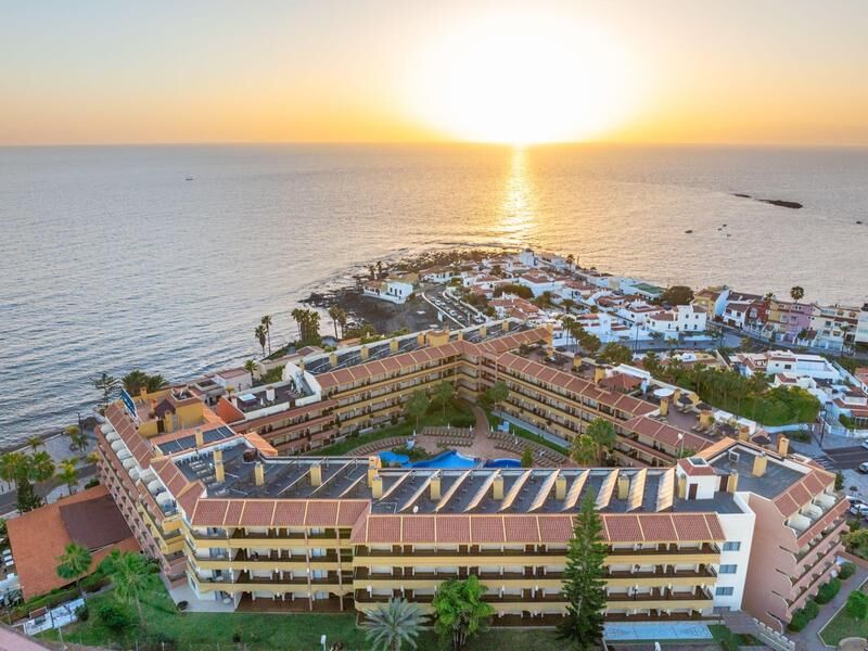 Luftaufnahme eines großen Hotels an der Küste