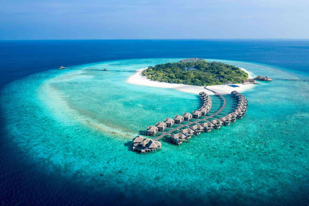 Insel mit dicht bewaldetem Zentrum und Bungalows