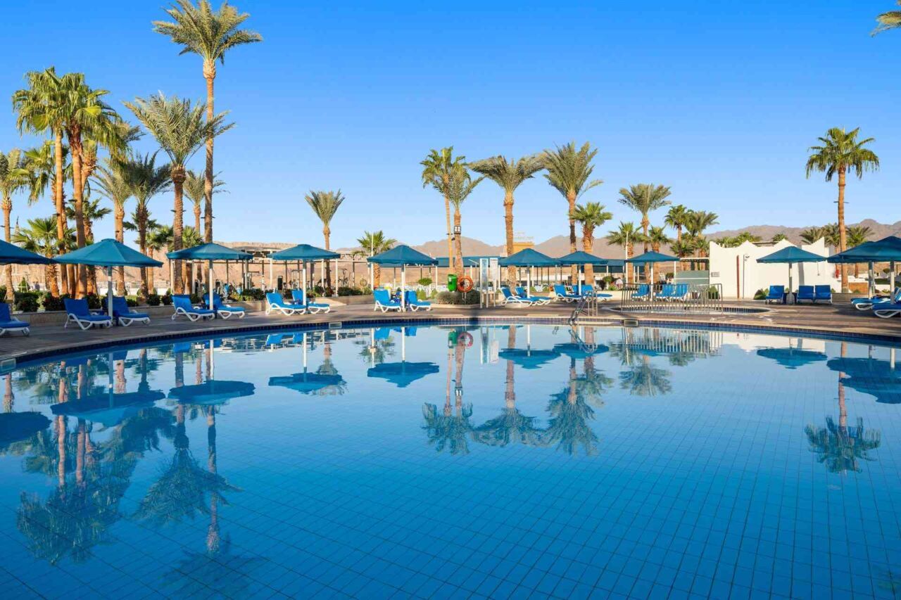 Großer Swimmingpool mit blauer Wasseroberfläche