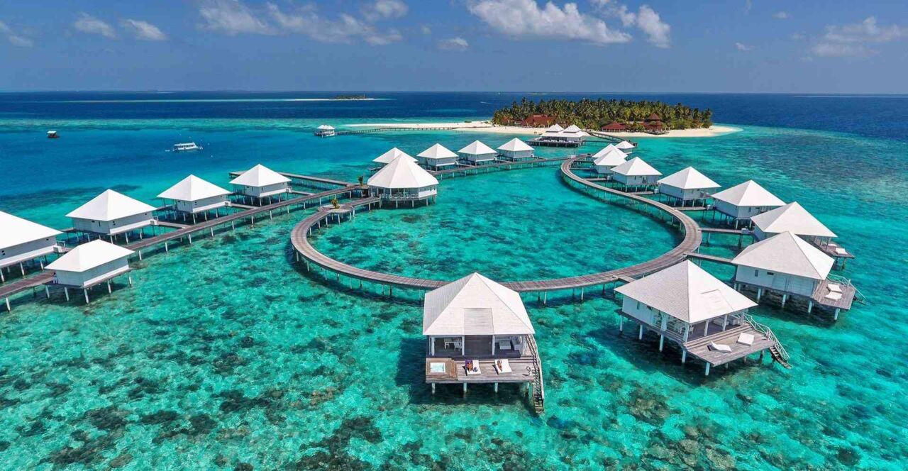 Reihen von über Wasser gebauten Bungalows