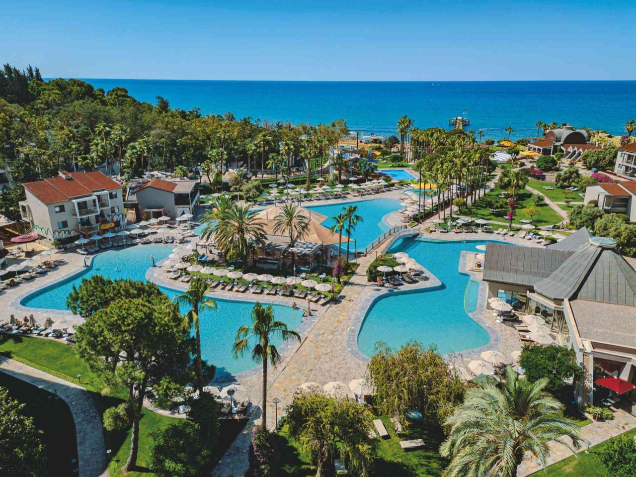 Blick auf eine weitläufige Hotelanlage