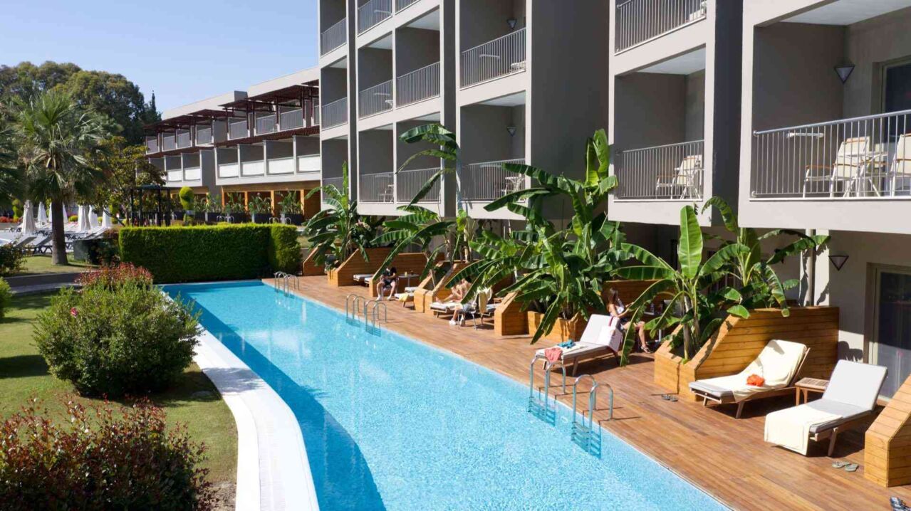 Pool mit Liegestühlen