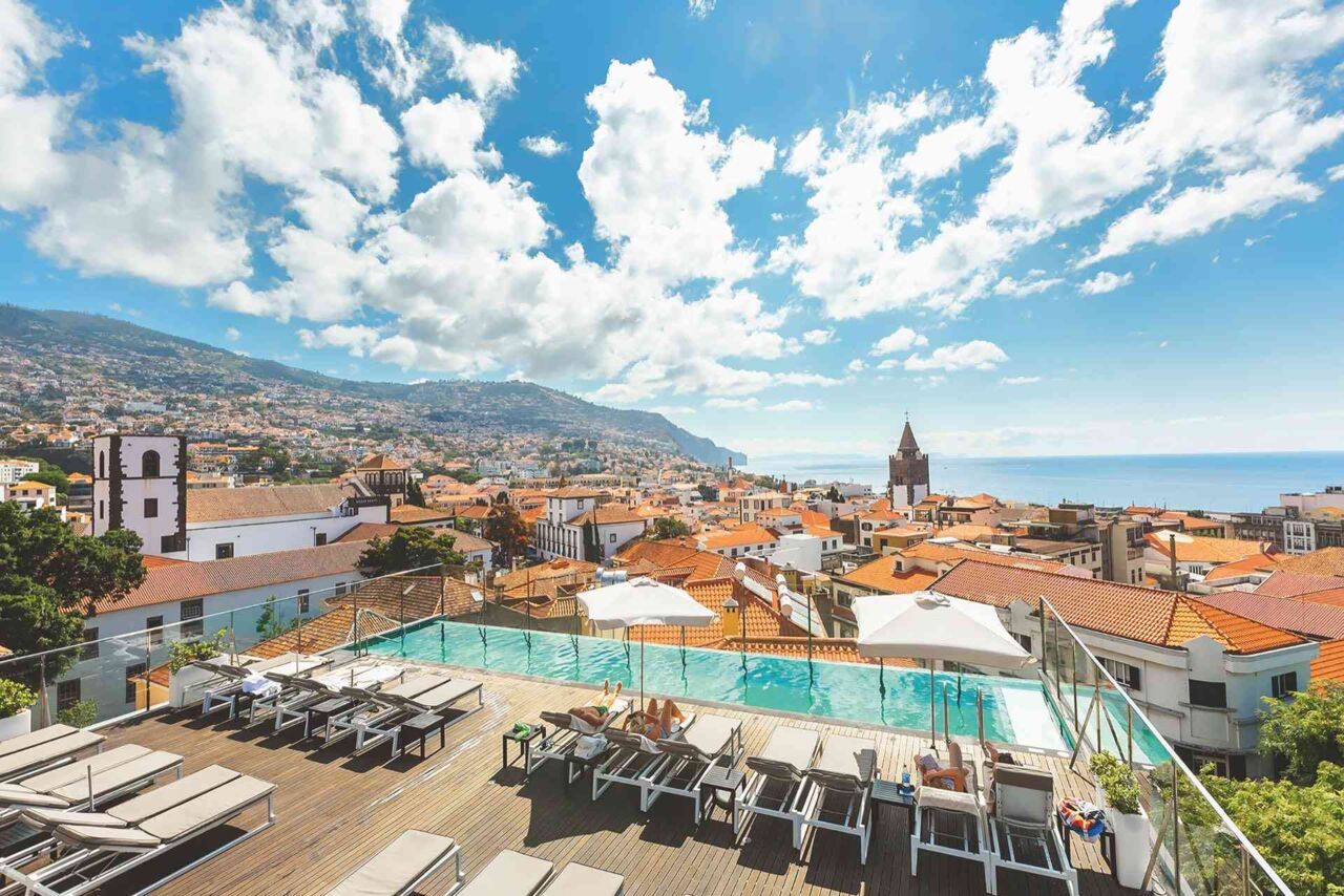 Blick von einer Dachterrasse mit Pool