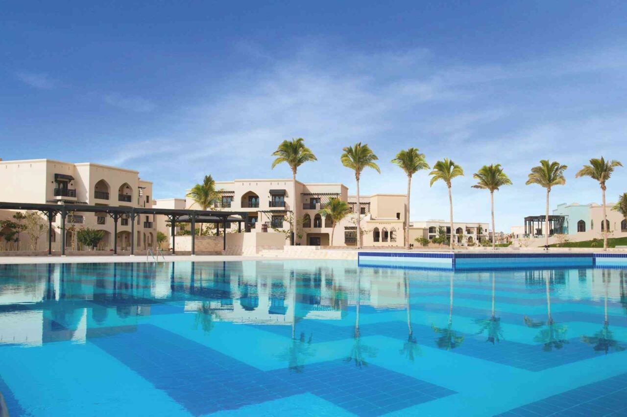 Großer Pool mit klarer Wasseroberfläche