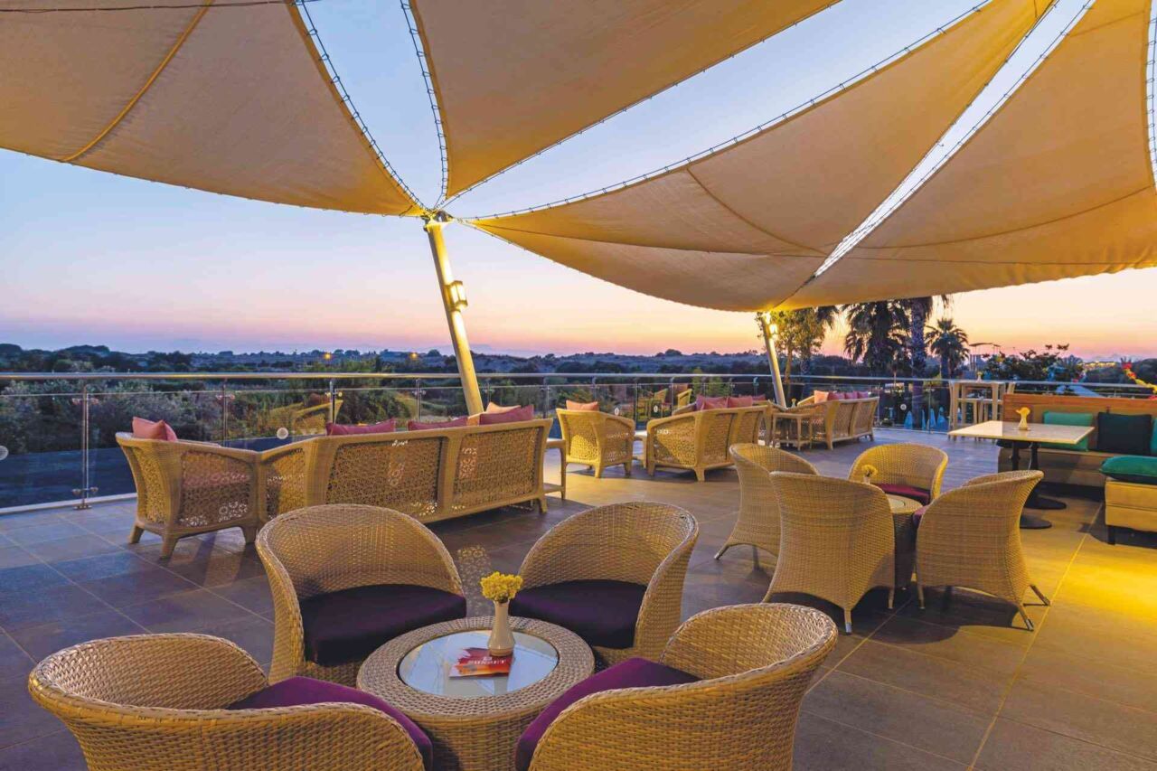 Terrasse mit geflochtenen Sesseln