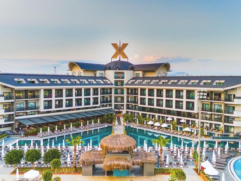 Großes Hotelgebäude mit einem Poolbereich