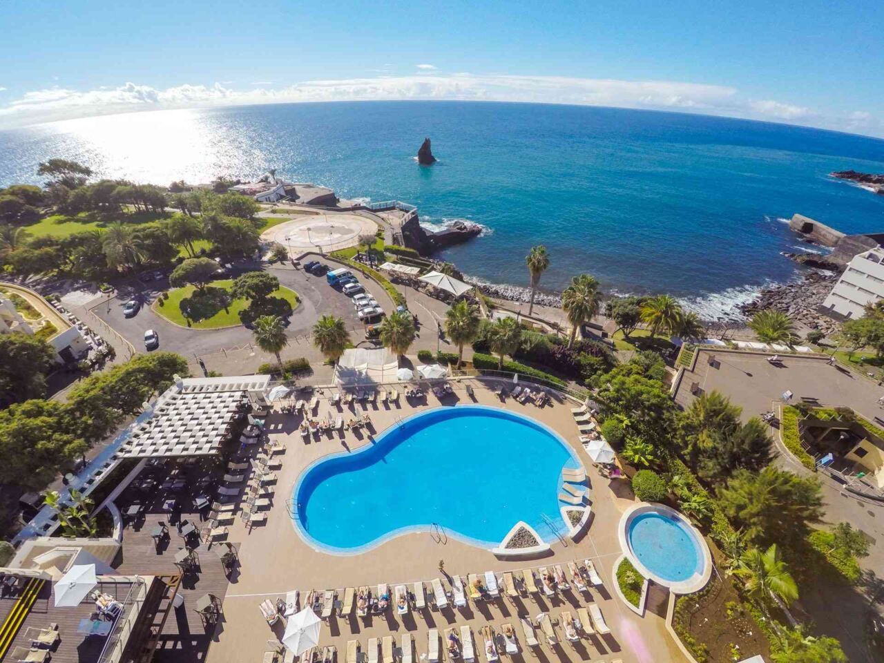 Luftaufnahme eines Hotels mit einem großen Pool und Blick auf das Meer