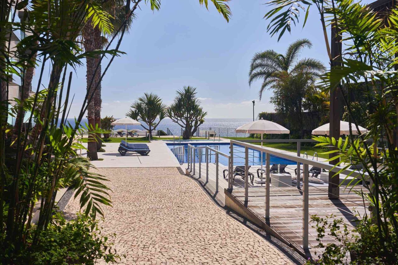 Poolbereich mit Blick auf das Meer