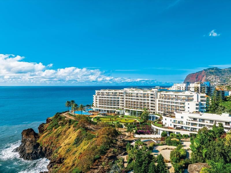 Hotelanlage auf einer Klippe am Meer