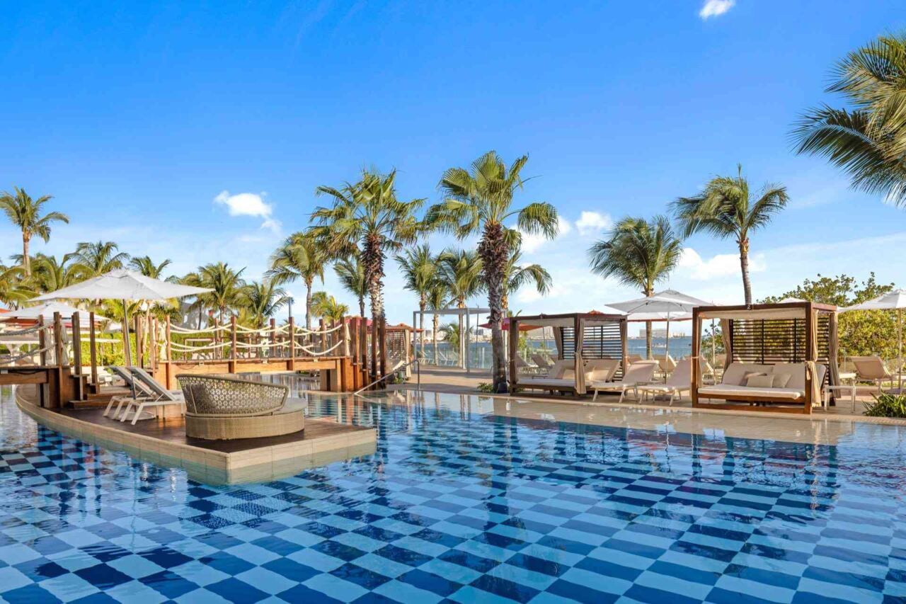 Pool mit blau-weiß kariertem Boden